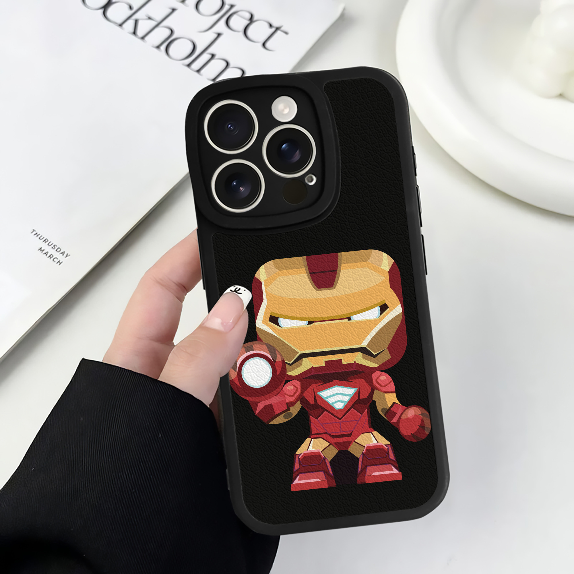 （画像用） アベンジャーズ The Avengers 【iPhone 16シリーズ対応】シリコンスマホケース（レザー調） 材質：シリコン